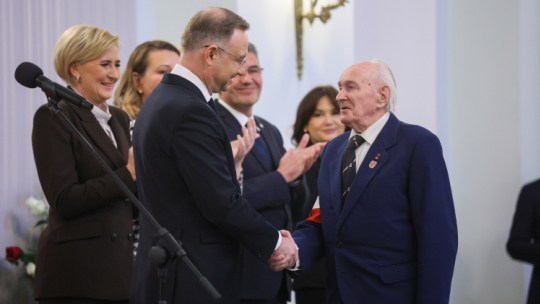 Prezydent Andrzej Duda, pierwsza dama Agata Kornhauser-Duda i prezes Zarządu Głównego Światowego Związku Żołnierzy Armii Krajowej Janusz Komorowski podczas uroczystości podpisania przez prezydenta Ustawy o ustanowieniu Narodowego Dnia Pamięci Żołnierzy Armii Krajowej. Fot. PAP/Leszek Szymański 