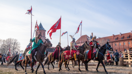 Inscenizacja szturmu zamku w Tykocinie, fot. PAP/Marcin Onufryjuk