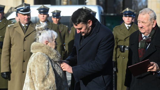 Szef Urzędu do Spraw Kombatantów i Osób Represjonowanych Lech Parell, prezes Związku Sybiraków Kordian Borejko oraz odznaczona medalem "Pro Bono Poloniae" Danuta Jatczak na apelu pamięci przed Pomnikiem Poległym i Pomordowanym na Wschodzie, fot. PAP/Piotr Nowak