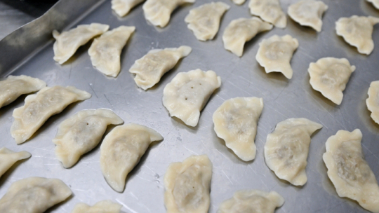 Wyprodukowane w Kilecach liofilizowane pierogi polecą na Międzynarodową Stację Kosmiczną. Fot. PAP/Piotr Polak