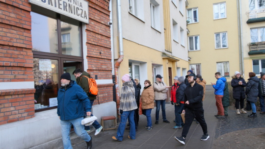 Kolejka przed pracownią cukierniczą "Zagoździński" na warszawskiej Woli, dzień przed tłustym czwartkiem, 26 bm. PAP/Rafał Guz