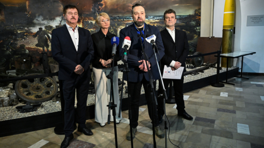 Andrzej Ossowski (w środku) z PUM w Szczecinie, starosta kołobrzeski Mirosław Tessikowski (pierwszy od lewej), prezydent Kołobrzegu Anna Mieczkowska (druga od lewej) i dyrektor Muzeum Oręża Polskiego Aleksander Ostasz (z prawej) ogłaszają uroczysty pogrzeb szczątków dwóch polskich żołnierzy poległych w walkach o Kołobrzeg. Fot. PAP/Piotr Kowala 