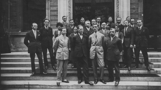 Fotografia grupowa członków Polskiej Wojskowej Misji Zakupów w Paryżu Widoczny m.in. płk Łojko-Rędziejowski (w środku). NAC