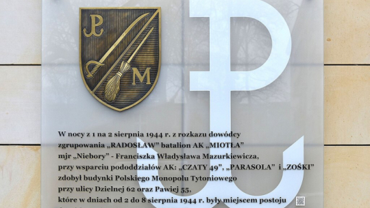 Tablica poświęcona batalionowi AK "Miotła" przy ul. Dzielnej w Warszawie, fot. domena publiczna
