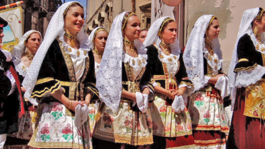 Sardynia. Kobiety w tradycyjnych strojach. Fot. Cristiano Cani from Cagliari, Italia, CC BY 2.0 <https://creativecommons.org/licenses/by/2.0>, via Wikimedia Commons