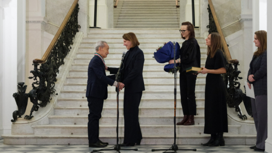 Koji Kamoji odbiera z rąk ministry Hanny Wróblewskiej medal Gloria Artis, fot. Kuba Celej