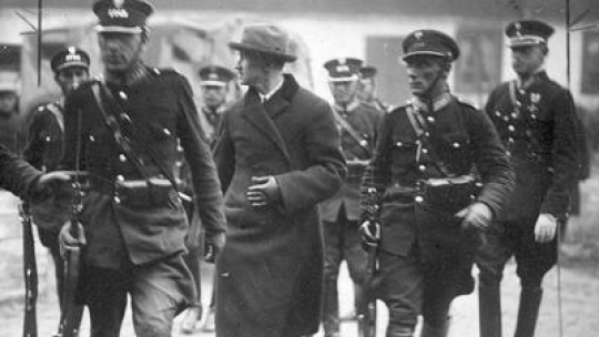 Józef Muraszko (w cywilnym ubraniu) w drodze na swój proces w 1925 r., fot. Narodowe Archiwum Cyfrowe (NAC)