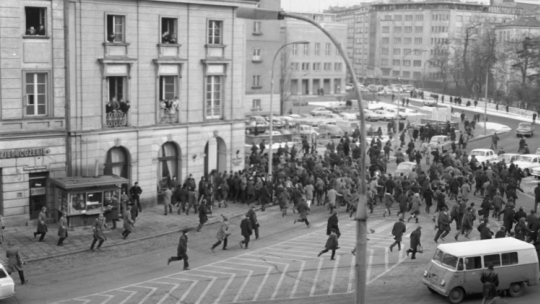 Krakowskie Przedmieście w Warszawie 8 marca 1968 r., milicja rozpędziła demonstrację studentów, fot. PAP/Tadeusz Zagoździński