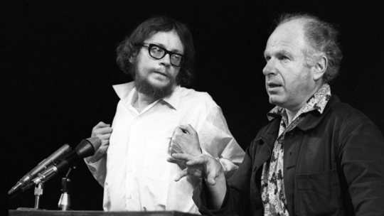 Reżyser, założyciel Teatru Laboratorium Jerzy Grotowski (L) i brytyjski reżyser teatralny i filmowy Peter Brook podczas dyskusji na Uniwersytecie Poszukiwań Teatru Narodów, 1975 r. PAP/Adam Hawałej