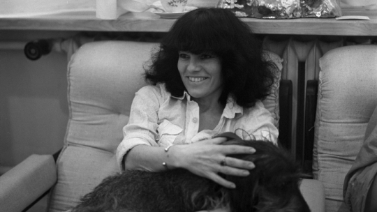 Bożena Wahl w 1980 r. w Galerii Sztuki Alicji i Bożeny Wahl założonej w 1979 r. na warszawskim Żoliborzy przy ul. Ludwika Mierosławskiego 9, w willi zaprojektowanej specjalnie jako galeria, pracownia i dom mieszkalny w jednym. Fot. PAP/Irena Jarosińska