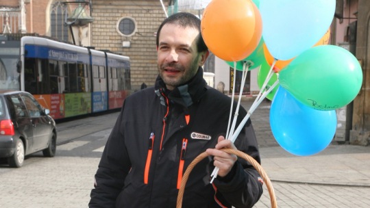 W 2009 r. w Środę Popielcową w Krakowie ks. Jacek Stryczek i wolontariusze ze stowarzyszenia Wiosna rozdawali przechodniom baloniki i chleb posypany popiołem, fot. PAP/Jacek Bednarczyk