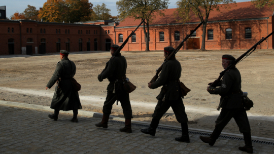 Otwarcie inwestycji "Koszary Park", zespołu XIX-wiecznych budynków po koszarach wojskowych, zrewitalizowanych i przystosowanych do prowadzenia działalności gospodarczej, 2014 r. PAP/Tomasz Waszczuk