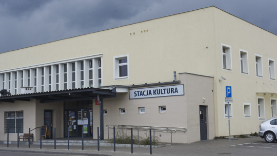 Muzeum Miasta Rumi powstaje w piwnicach zrewitalizowanego dworca kolejowego, w którym od 2014 r.  działa Stacja Kultura - siedziba miejskiej biblioteki. Fot. PAP/Dominik Kulaszewicz