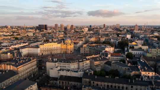  Centrum Łodzi w promieniach zachodzącego słońca. PAP/Grzegorz Michałowski