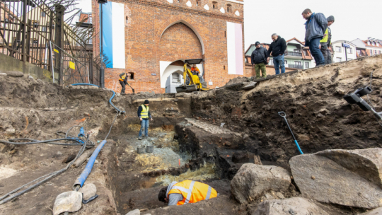 Archeolodzy z UMK prowadzą badania na terenie kompleksu św. Ducha w Toruniu, fot. PAP/Tytus Żmijewski