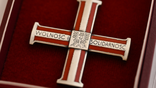 Krzyż wolności i solidarności, fot. PAP/Adam Warżawa