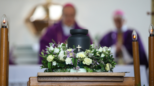 Uroczystości pogrzebowe reżysera, malarza, fotografika, twórcy Sceny Plastycznej KUL Leszka Mądzika w Kaplicy Wszystkich Świętych na Cmentarzu Salwatorskim w Krakowie. PAP/Łukasz Gągulski
