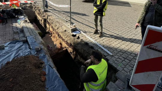 Średniowieczny mur na trasie rury. Fot. PAP/Tomasz Więcławski