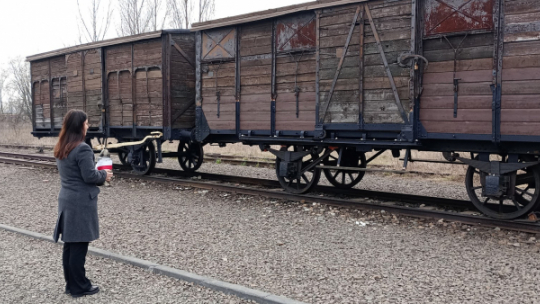 Agnieszka Molenda-Kopijasz, prezes Fundacji Pobliskie Miejsca Pamięci Auschwitz-Birkenau podczas uroczystości poświęconej pamięci francuskim Żydom deportowanym do KL Auschwitz, fot. Fundacja Pobliskie Miejsca Pamięci Auschwitz-Birkenau