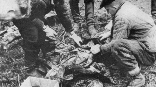 Katyń, prace ekshumacyjne (w 1943 r.) w miejscu pochowania ofiar zbrodni katyńskiej, fot. PAP/CAF