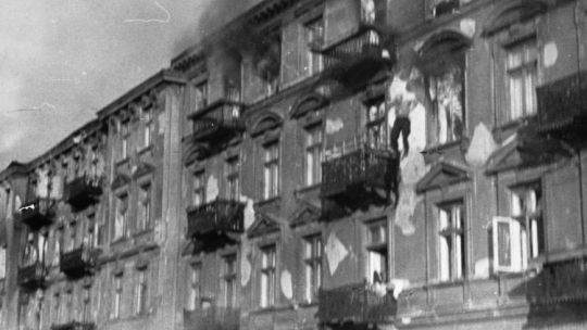 Powstanie w gettcie nie miało szans na sukces. Wielu jego uczestników wybrało samobójczą śmierć. Nz. Skaczący z okna płonącego budynku w warszawskim getcie, kwiecień 1943 r. PAP/CAF