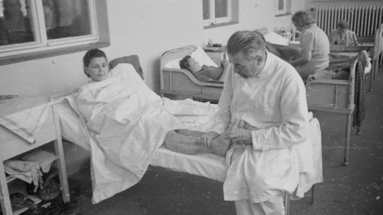 Klinika Akademii Medycznej we Gdańsku Wrzeszczu, kierowana przez prof. Kornela Michejdę (nz.). Pacjentkami kliniki były głównie ofiary pseudomedycznych eksperymentów dokonywanych przez hitlerowców w obozie koncentracyjnym dla kobiet w Ravensbrück, sierpień 1946 r. PAP/Bogusław Lambach