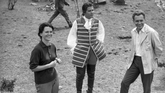 Realizacja filmu pt. „Rękopis znaleziony w Saragossie”, w reżyserii Wojciecha Jerzego Hasa. Na zdjęciu m.in. Barbara Sass-Zdort, współpraca reżyserska (L), aktor Zbigniew Cybulski (C) na planie zdjęciowym. Jura Krakowsko-Częstochowska, okolice zamku w Olsztynie, 1964 r.   PAP/Jan Bortkiewicz