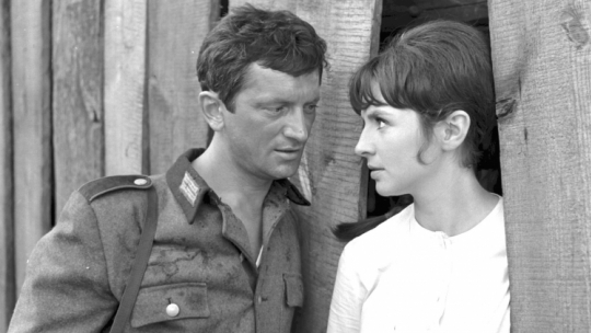 Realizacja filmu "Jak rozpętałem drugą wojnę światową". Nz: Marian Kociniak i Joanna Jędryka, 1968 r. PAP/Witold Rozmysłowicz