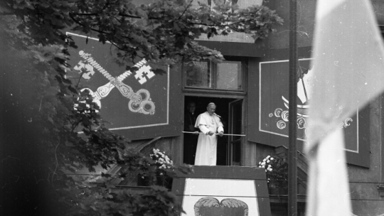 Pierwsza pielgrzymka papieża Jana Pawła II do Polski (2-10.06.1979). Ojciec Święty w oknie rezydencji biskupów krakowskich przy ul. Franciszkańskiej 3. Obok (z lewej) metropolita krakowski arcybiskup Franciszek Macharski. Fot. PAP/Tomasz Prażmowski 