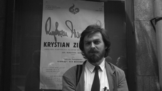 Pianista Krystian Zimerman na tle afisza przed gmachem Filharmonii Śląskiej, maj 1989 r. PAP/Grzegorz Rogiński