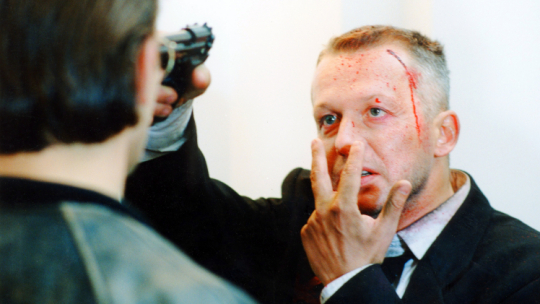 Realizacja filmu sensacyjnego w reżyserii Władysława Pasikowskiego pt. „Psy 2: Ostatnia krew”. Na zdjęciu: aktorzy, Bogusław Linda jako Franz Maurer (P) i Cezary Pazura jako podporucznik Waldemar Morawiec ps. Nowy (L), Warszawa 1994  r. PAP/Afa Pixx/Krzysztof Wellman