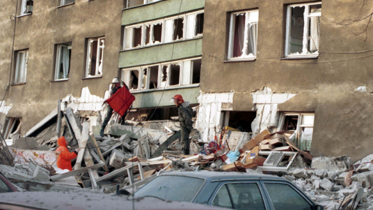 Akcja ratownicza i ewakuacja mieszkańców budynku przy Al. Wojska Polskiego 39 w Gdańsku po wybuchu gazu. PAP/Stefan Kraszewski