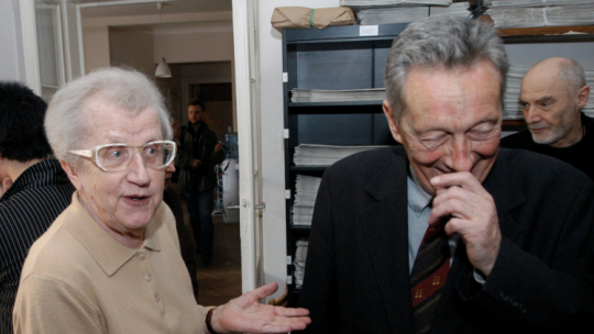Zastępcy redaktora naczelnego "Tygodnika Powszechnego" Józefa Hennelowa oraz Krzysztof Kozłowski w krakowskiej redakcji, gdzie świętowano 60. rocznicę ukazania się pierwszego numeru tego pisma. Fot. PAP/Jacek Bednarczyk