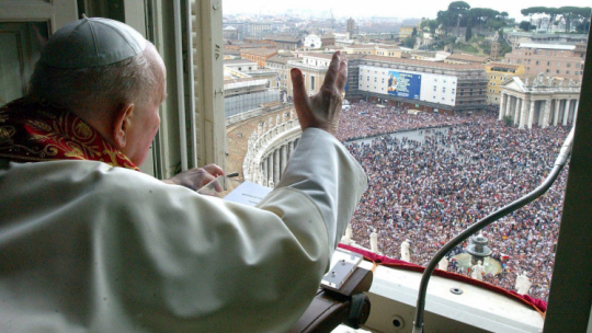 Papież Jan Paweł II ostatni raz błogosławi z okna swego apartamentu tłumy zebrane na placu św. Piotra w Watykanie 27 marca 2005 r. w południe w Niedzielę Zmartwychwstania Pańskiego. Papież prawie kwadrans był widoczny w swym oknie i udzielił błogosławieństwa "Urbi et Orbi". Nie przemówił jednak do wiernych, zgromadzonych na Placu świętego Piotra.  PAP/EPA/OSSERWATORE ROMANO