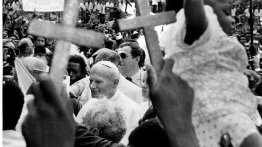 Jan Paweł II witany przez tłum w Brazzavile w Kongo 5 maja 1980 r. PAP/EPA/Gary Kemper