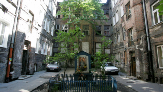 Kapliczka na podwórzu przedwojennej fabryki Florange przy ul. Stalowej w Warszawie. PAP/Bartłomiej Zborowski