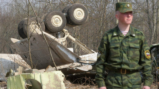 Rosyjski żołnierz przy wraku samolotu Tupolew Tu-154, w pobliżu lotniska w Smoleńsku. PAP/EPA/Sergei Chirikov 