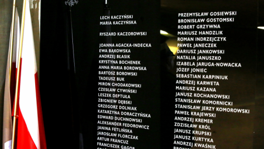 Tablica z listą ofiar katastrofy smoleńskiej w Świątyni Opatrzności Bożej w Warszawie,fot. PAP/Tomasz Gzell