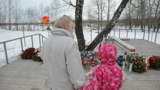Mieszkańcy Smoleńska na miejsce katastrofy - zdjęcie z 10 kwietnia 2013 r. Fot. PAP/Wojciech Pacewicz