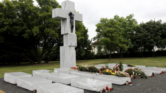 Pomnik poświęcony Ofiarom Zbrodni Wołyńskiej na Skwerze Wołyńskim w Warszawie. Fot. PAP/Radek Pietruszka