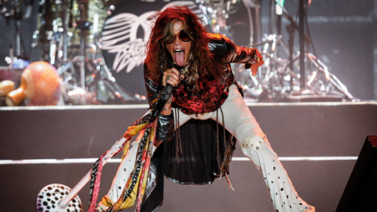 Steven Tyler, wokalista Aerosmith, 28 września 2013 r. Fot. EPA/BORIS VERGARA