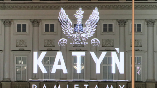 Iluminacja: "Katyń - pamiętamy" na fasadzie Pałacu Prezydenckiego w Warszawie, fot. PAP/Paweł Supernak