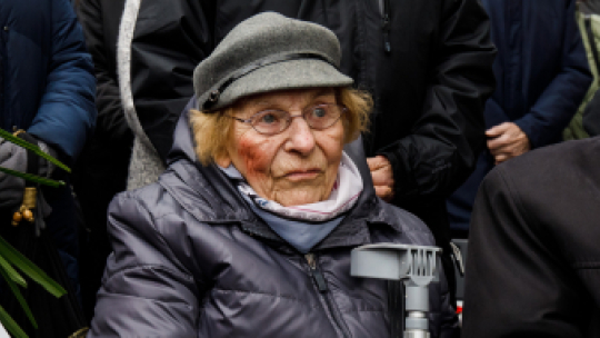 Łączniczka Armii Krajowej Maria Krzyżańska (C) podczas obchodów 80. rocznicy akcji Bollwerk przy pomniku pomniku upamiętniającym wydarzenie w Poznaniu, 2022 r. PAP/Marek Zakrzewski