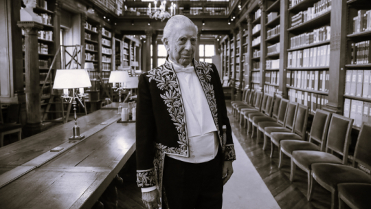 Peruwiańsko-hiszpański pisarz Mario Vargas Llosa pozuje do zdjęć w bibliotece Akademii Francuskiej w Paryżu w 2023 r. PAP/ EPA/Teresa Suarez 