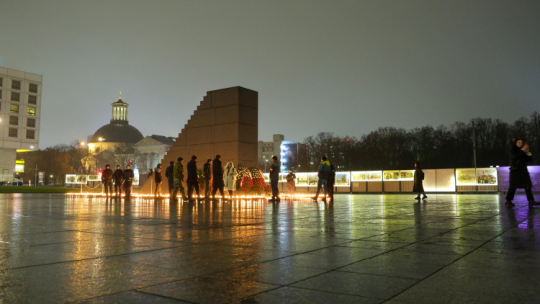 Znicze i wieńce przed Pomnikiem Ofiar Tragedii Smoleńskiej 2010 roku na pl. Piłsudskiego w Warszawie (grudzień 2024 r.). Fot. PAP/Szymon Pulcyn