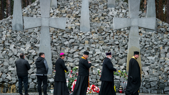 Uroczystości na cmentarzu w Bykowni, fot. PAP/Vladyslav Musiienko