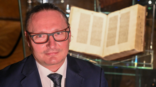 Przewodniczący Rady Naukowej Muzeum Diecezjalnego w Pelplinie prof. dr hab. Juliusz Raczkowski podczas uroczystego otwarcia ekspozycji stałej „Wokół Pelplińskiej Biblii Gutenberga”. Fot. PAP/Andrzej Jackowski