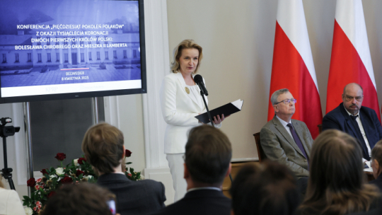 Prezes Instytutu Pokolenia Barbara Socha podczas konferencji w Belwederze „Pięćdziesiąt pokoleń Polaków” z okazji tysiąclecia koronacji Bolesława Chrobrego oraz Mieszka II, fot. PAP/Rafał Guz