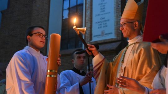 Wielkanoc, Metropolita warszawski abp. Adrian Galbas podczas obchodów Wigilii Paschalnej z procesją rezurekcyjną, fot. PAP/Piotr Nowak