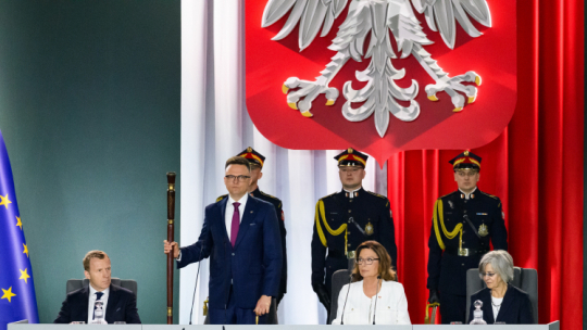 Marszałek Sejmu Szymon Hołownia (C-L) oraz marszałek Senatu Małgorzata Kidawa-Błońska (2P) podczas uroczystego Zgromadzenia Posłów i Senatorów z okazji 1000. rocznicy koronacji Bolesława Chrobrego, 25 bm. w Hali Widowiskowo-Sportowej w Gnieźnie. (jm) PAP/Jakub Kaczmarczyk